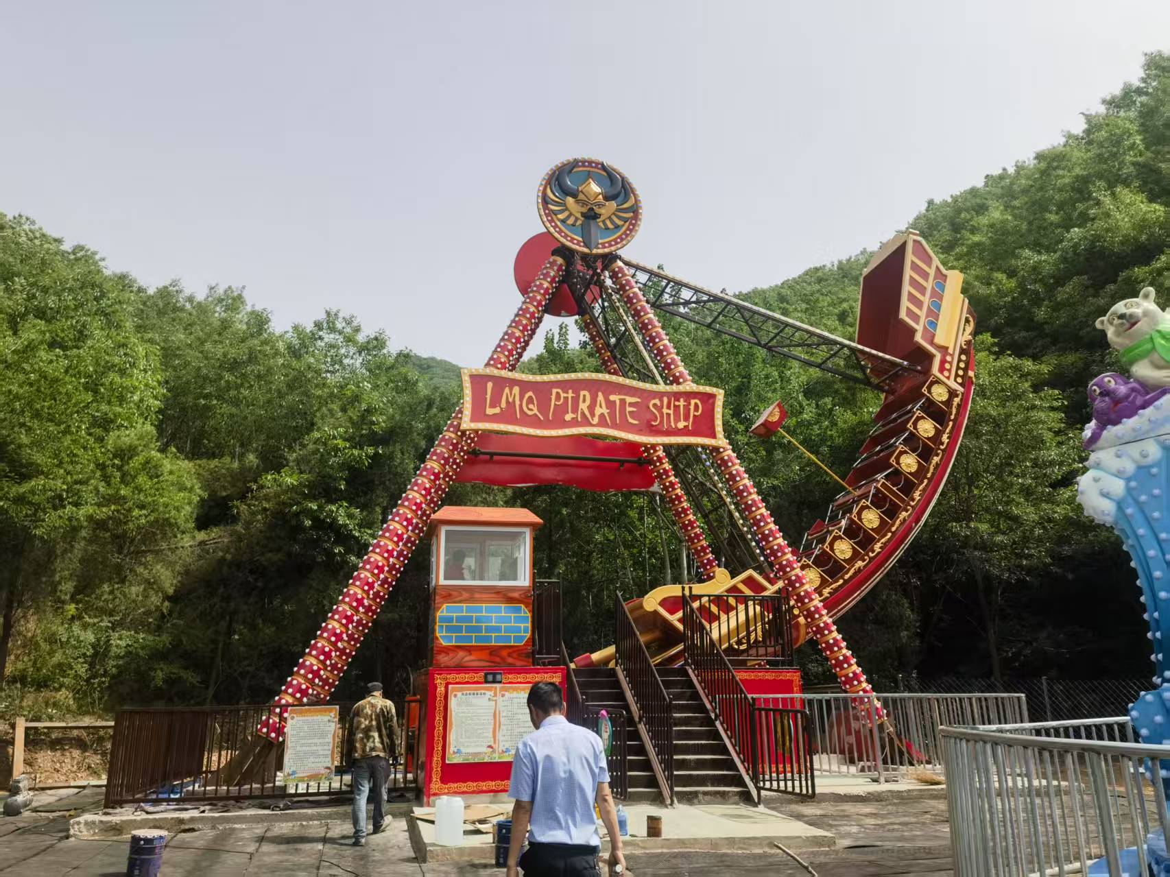 许昌景区24座海盗船安装现场