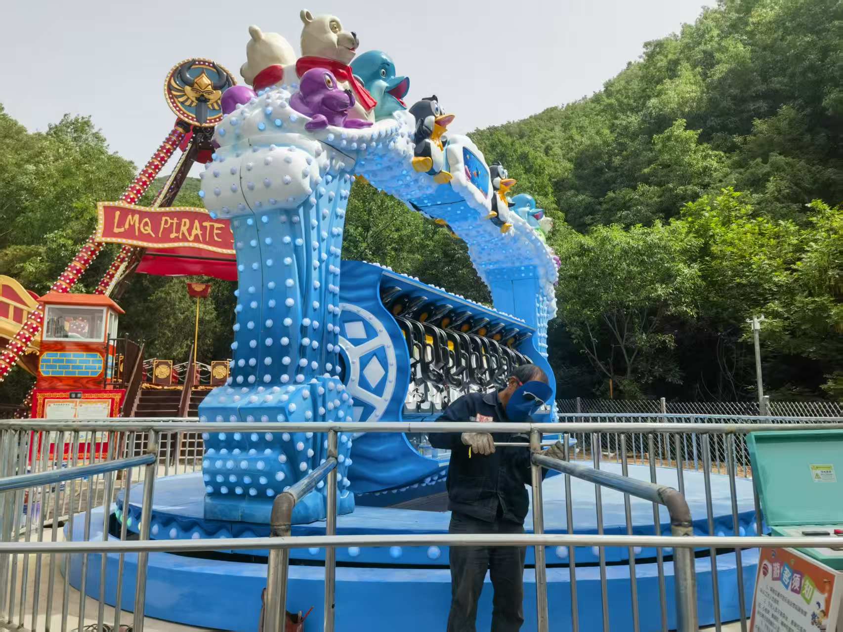 许昌景区24座海盗船安装现场