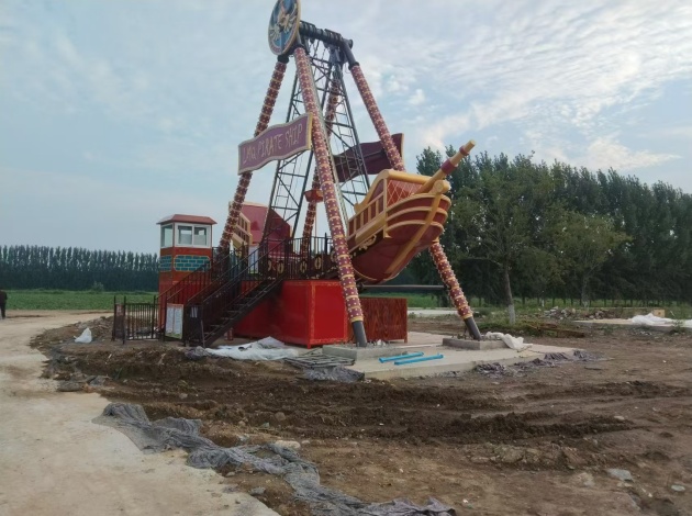 山东海盗船、飞椅、大摆锤、森林探险、机械战警、蹦床等安装完成